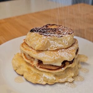 pancake senza glutine alle mele con zucchero a velo