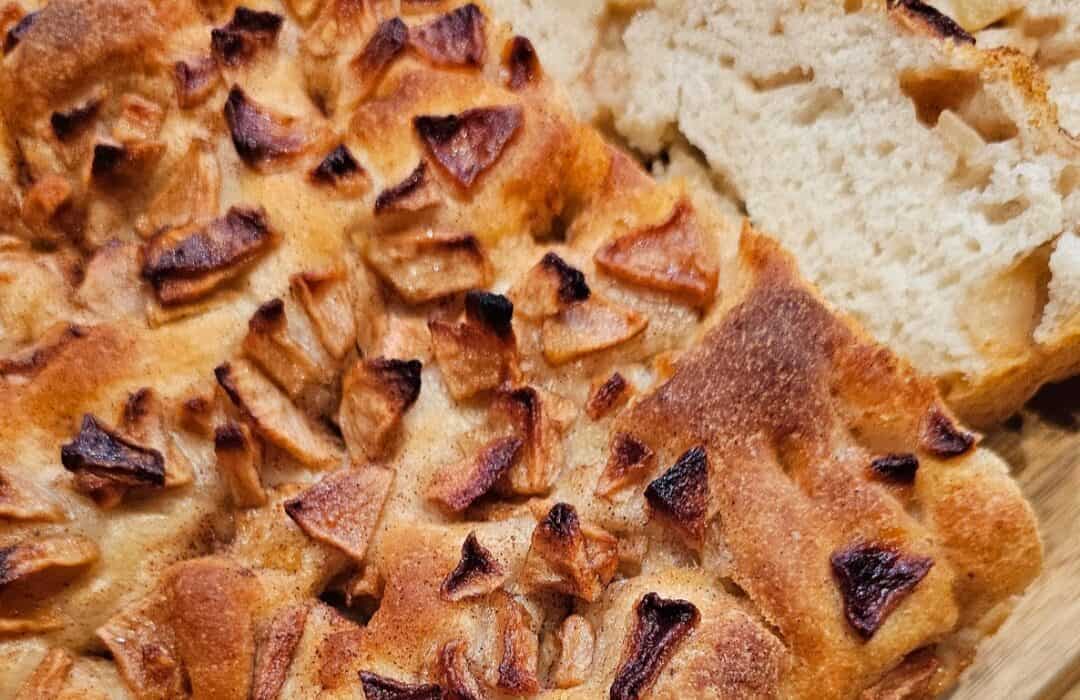 focaccia di mele cotta dorata senza glutine e senza latte e derivati