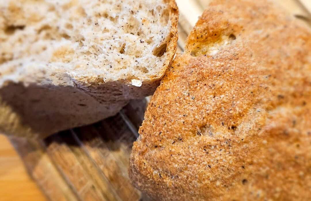pan bauletto cotto e soffice senza glutine su tagliere