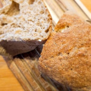 pan bauletto cotto e soffice senza glutine su tagliere