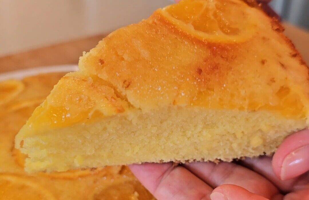 Torta all’arancia senza glutine con superficie caramellata.