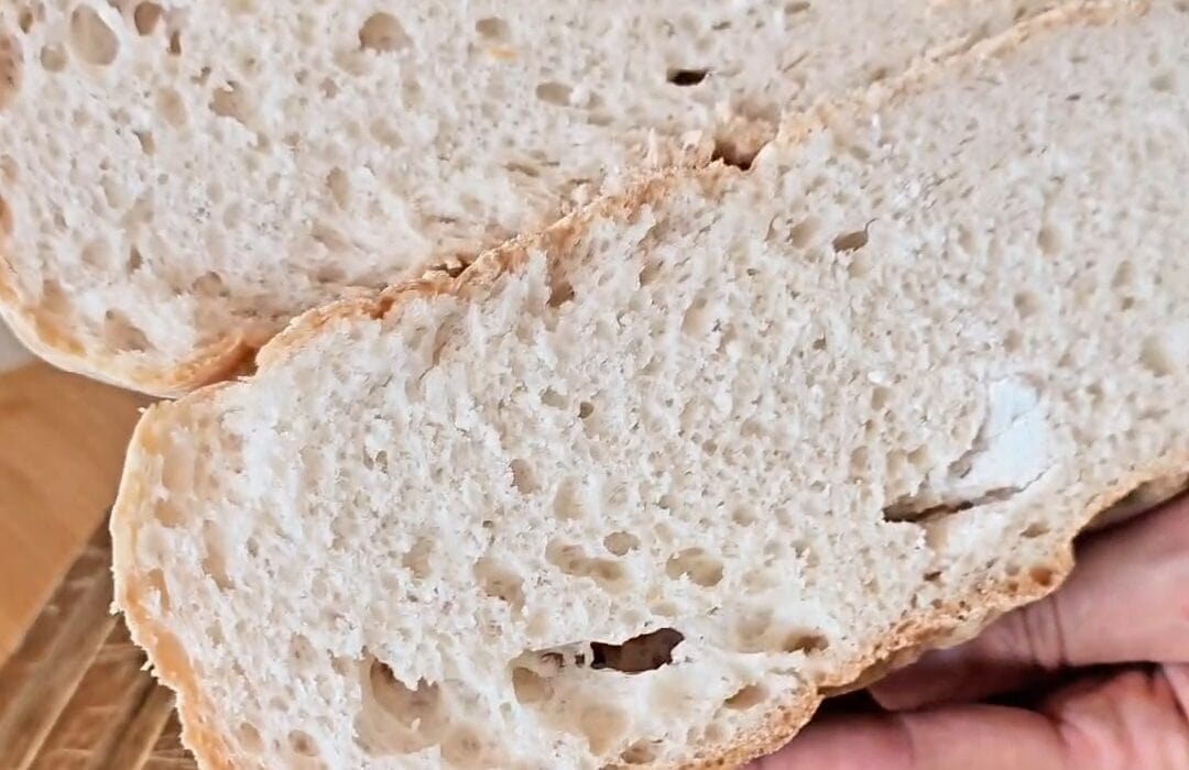 Pagnotta senza glutine fatta in casa tagliata a fette.