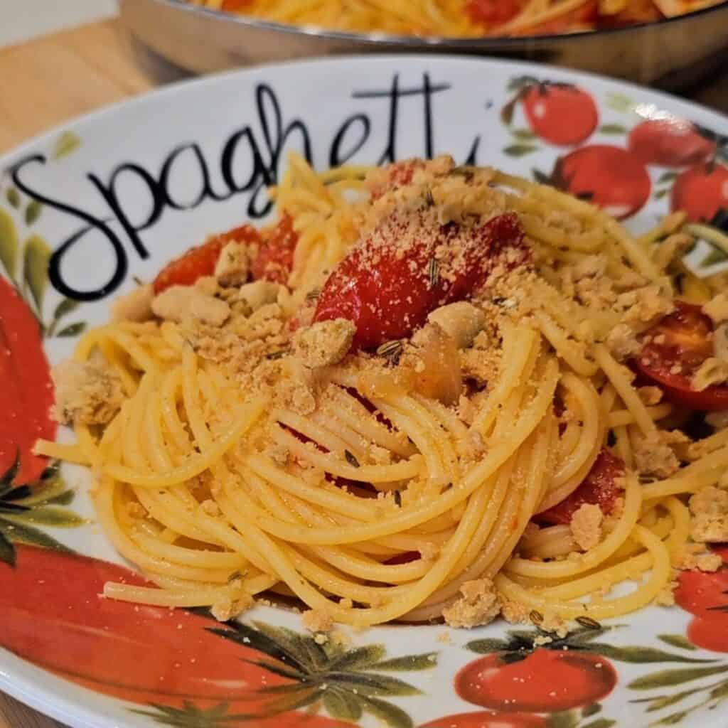 Spaghetti senza glutine al pomodoro con topping croccante di taralli.