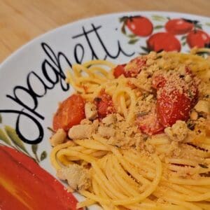 Spaghetti senza glutine al pomodoro con topping croccante di taralli.
