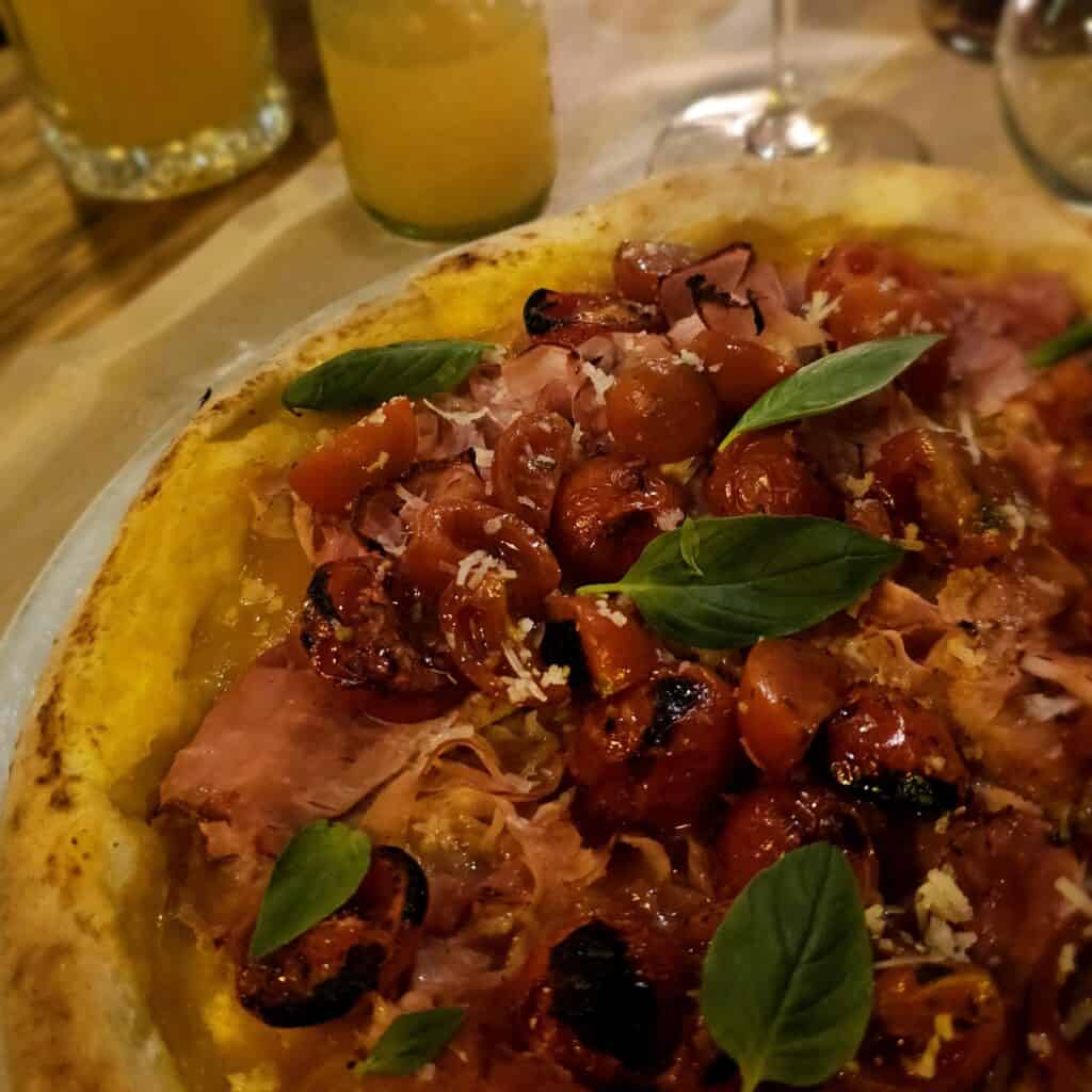 Pizza senza glutine con pomodorini e prosciutto crudo