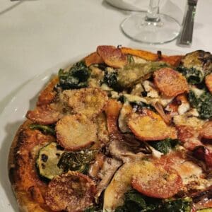 Pizza senza glutine verdure grigliate e grana in cottura