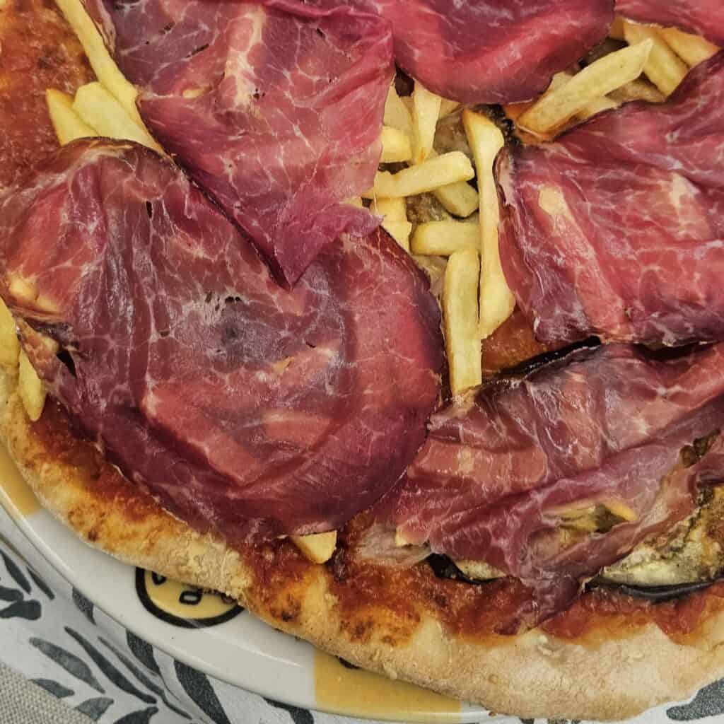 Pizza senza glutine con bresaola e patatine fritte