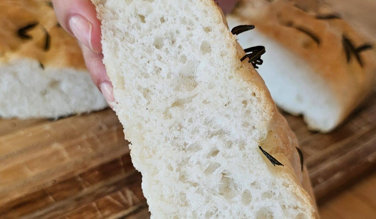 Focaccia senza glutine fetta ben lievitata