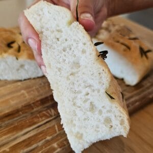 Focaccia senza glutine fetta ben lievitata