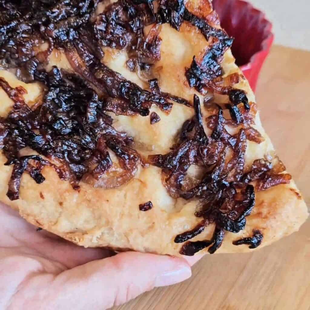 Fetta di focaccia alla cipolla caramelata senza glutine e lattosio