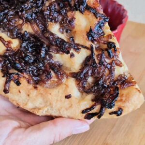 Fetta di focaccia alla cipolla caramelata senza glutine e lattosio