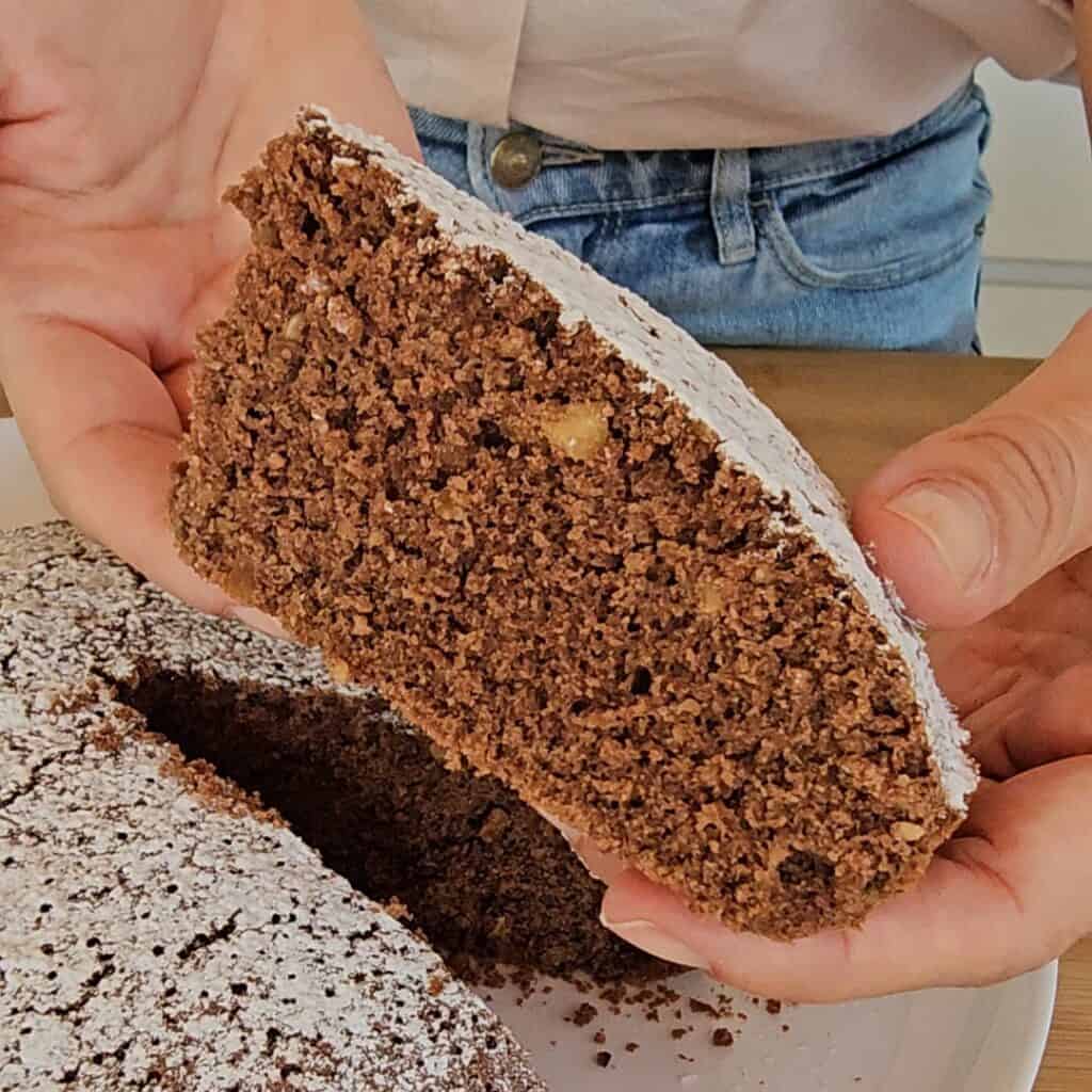 la torta alle nocciole e cacao senza glutine una fetta bel lievitata e soffice naturalmente senza glutine