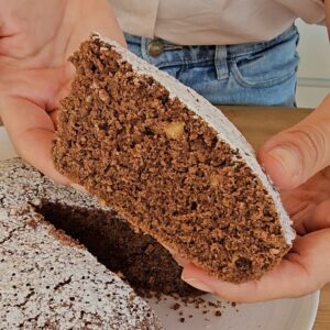 la torta alle nocciole e cacao senza glutine una fetta bel lievitata e soffice naturalmente senza glutine