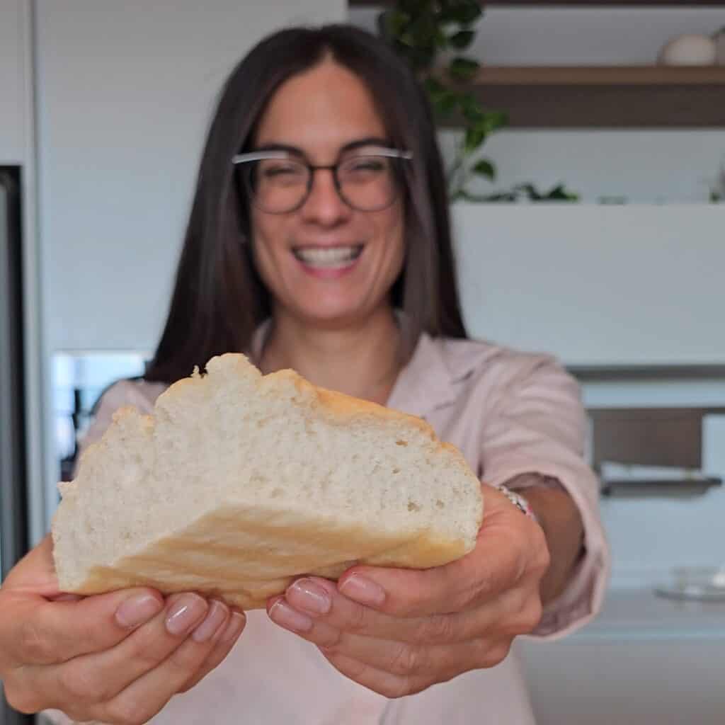 Focaccia senza glutine una fetta in mano ad Elena Celiachia Stanca