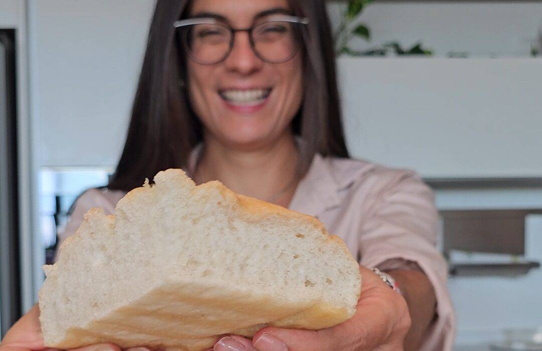 Focaccia senza glutine una fetta in mano ad Elena Celiachia Stanca