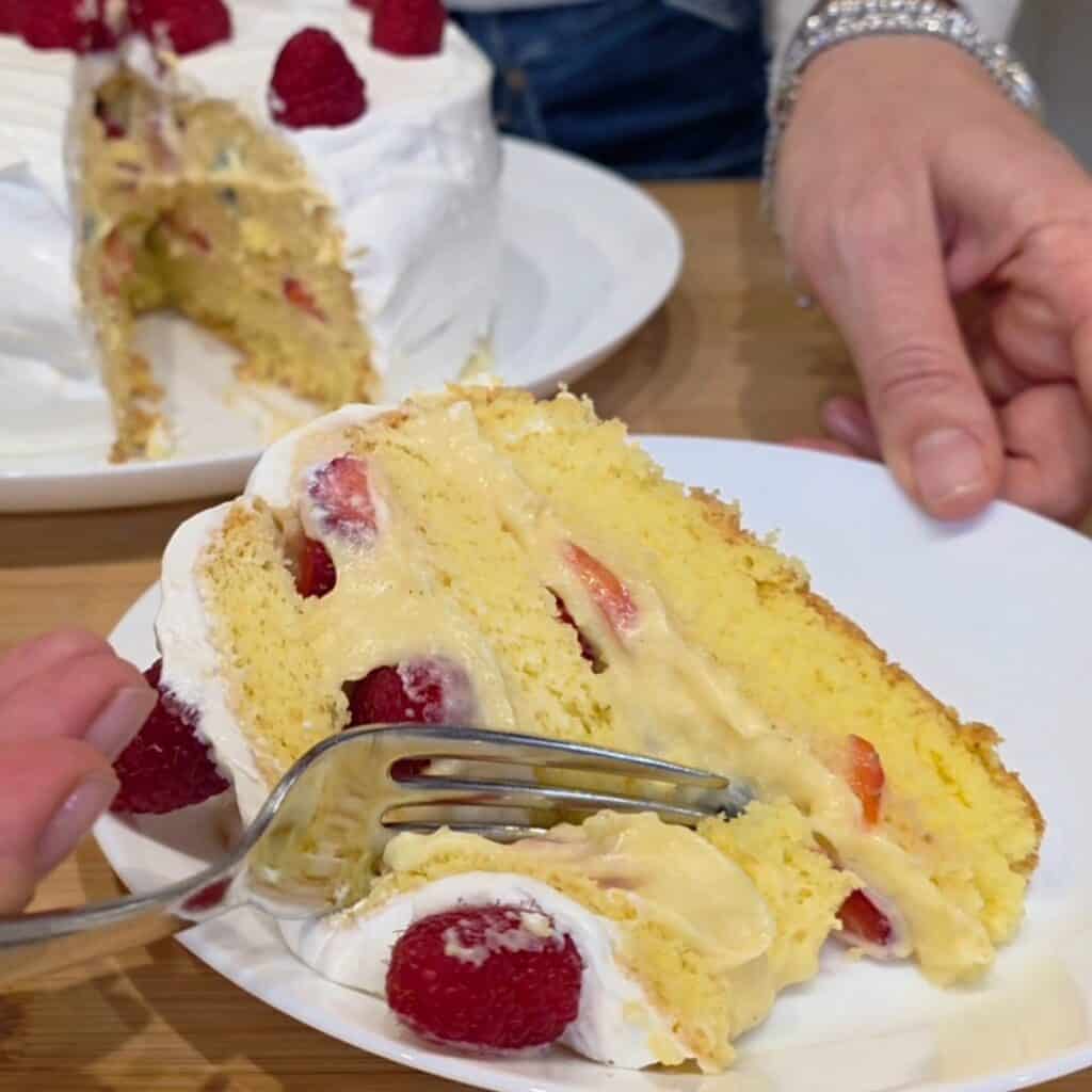 Ecco una fetta delLa mia torta di compleanno senza glutine e senza latte