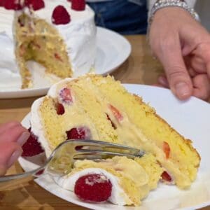 Ecco una fetta delLa mia torta di compleanno senza glutine e senza latte
