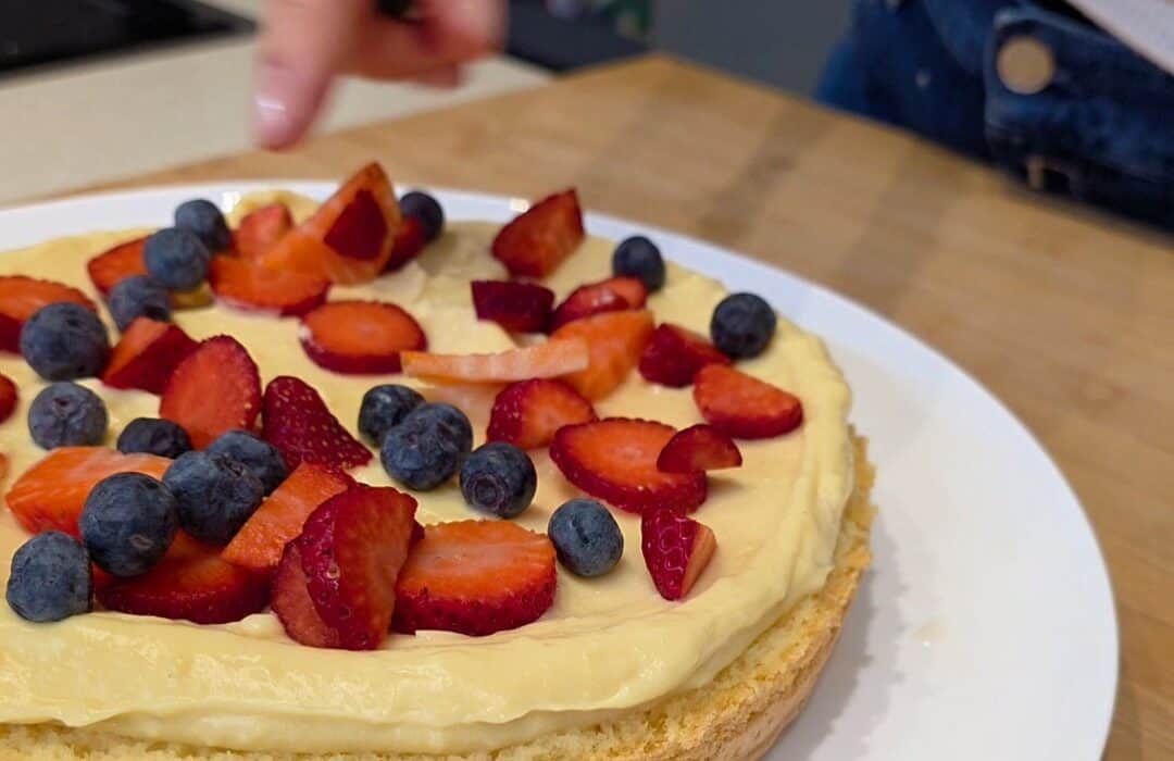 viene aggiunta la frutta alLa mia torta di compleanno senza glutine e senza latte