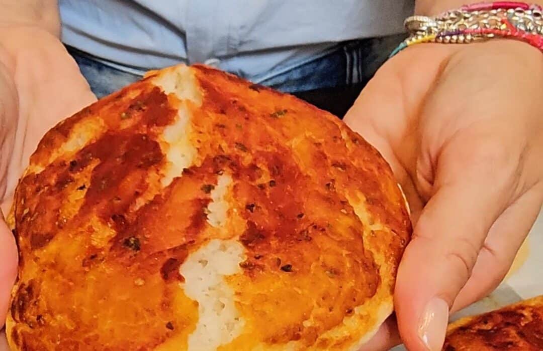 Pizzette senza glutine cotte, dorate e soffici pronte per essere gustate