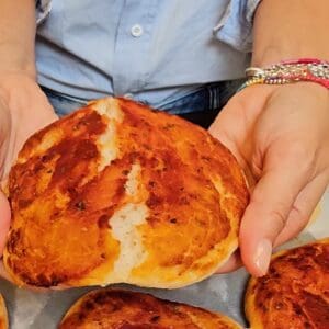 Pizzette senza glutine cotte, dorate e soffici pronte per essere gustate