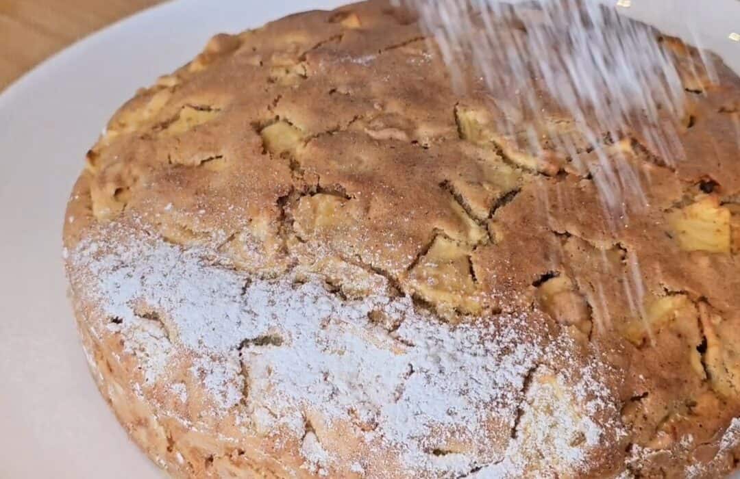 spolverata zucchero a velo su torta alle mele senza glutine