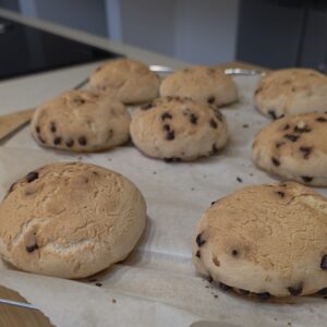 Panini dolci con le gocce di cioccolato cotti