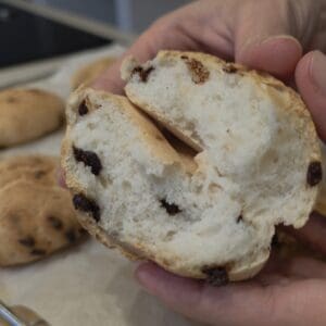 particolare della mollica dei Panini dolci con le gocce di cioccolato