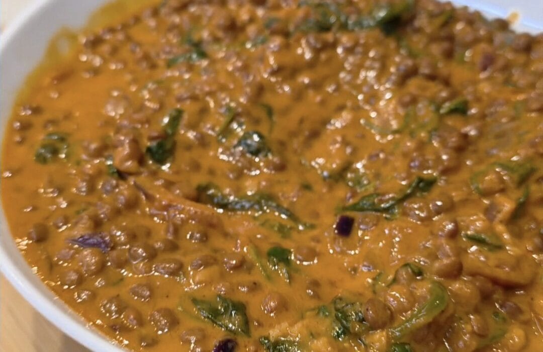 Piatto con Dahl di lenticchie veloce con spinacini senza glutine