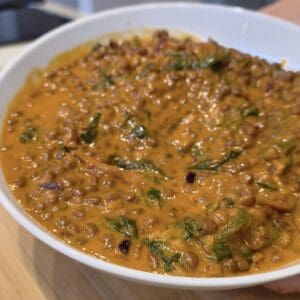 Piatto con Dahl di lenticchie veloce con spinacini senza glutine