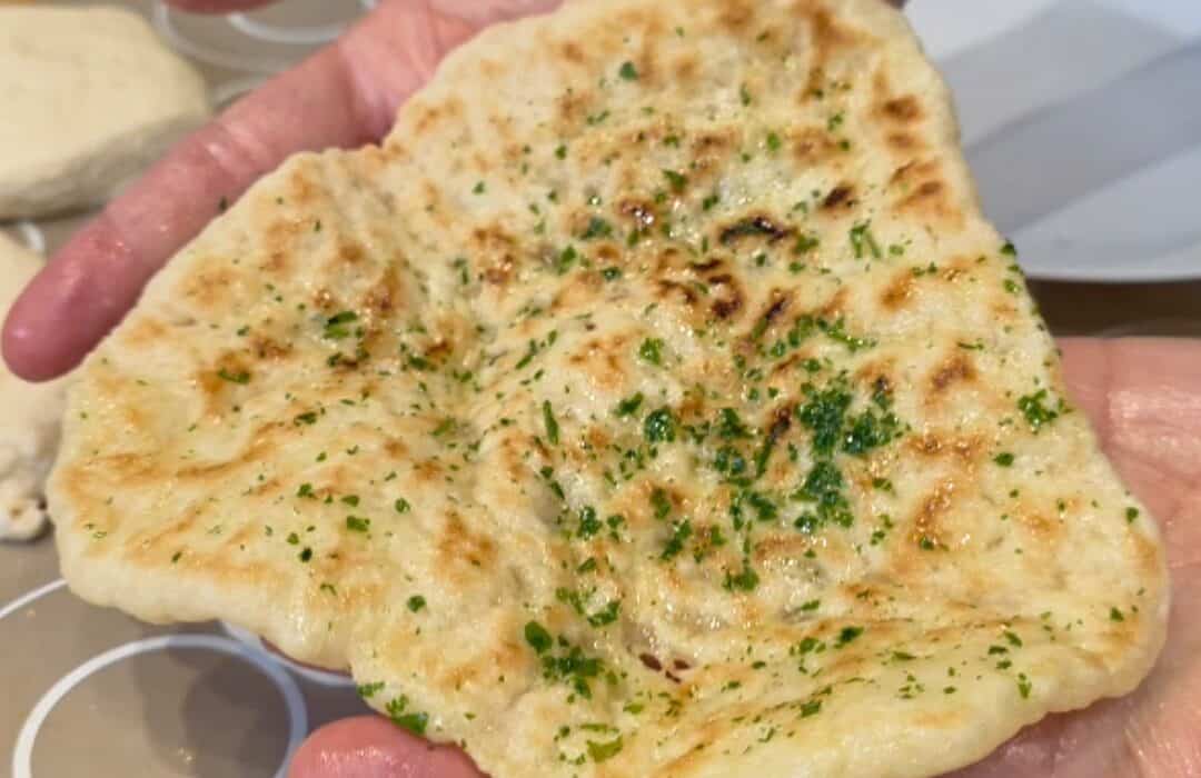 Il pane naan senza glutine cotto