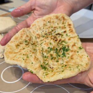 Il pane naan senza glutine cotto