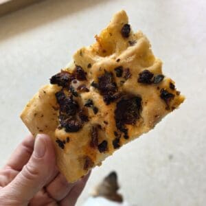 fetta di focaccia senza glutine mediterranea