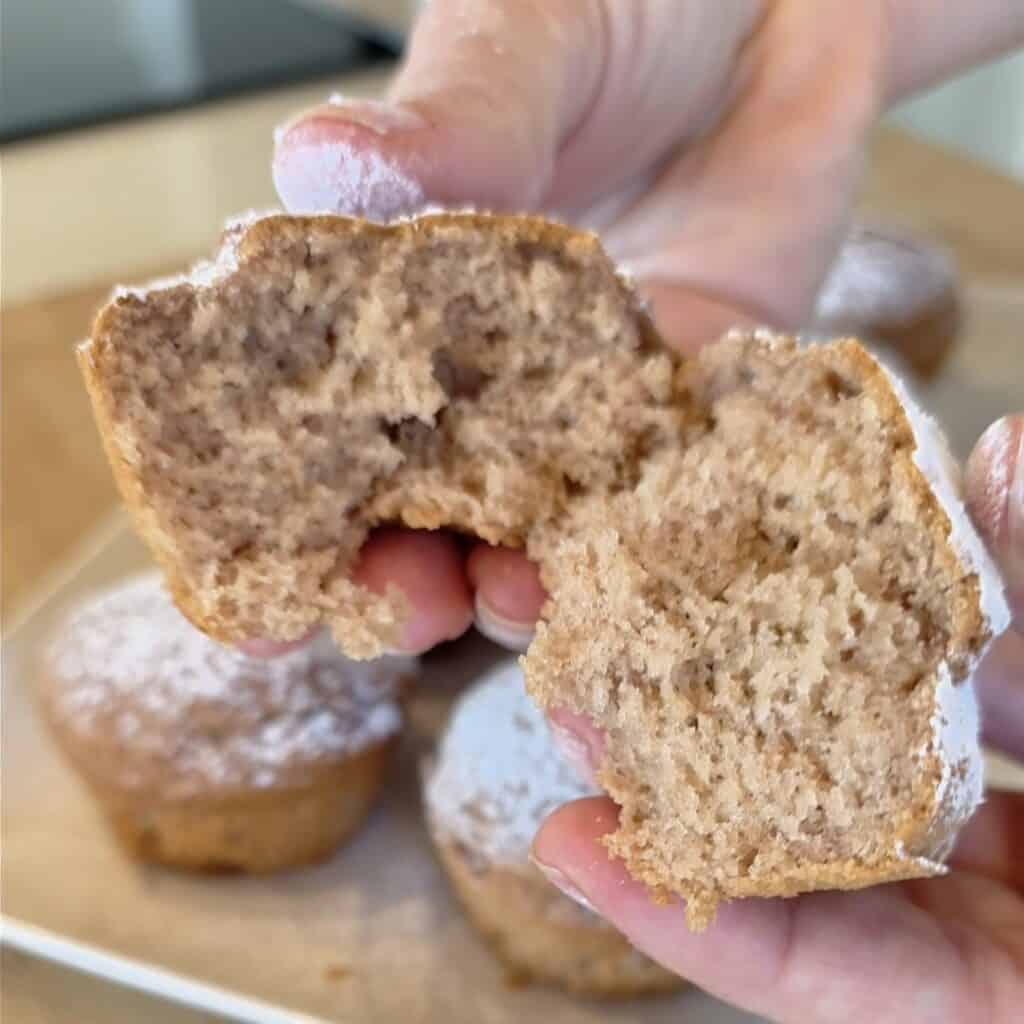interno con zucchero a velo dei muffin fragola frullati senza glutine
