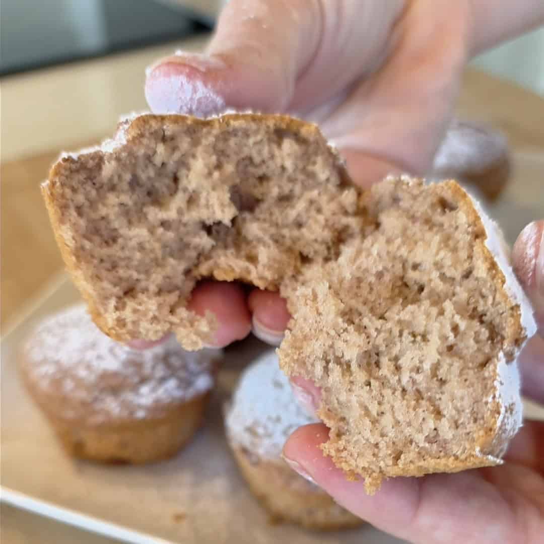 interno con zucchero a velo dei muffin fragola frullati senza glutine
