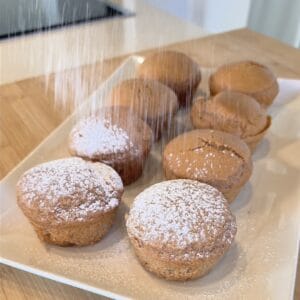 zucchero a velo sui muffin fragola frullati senza glutine