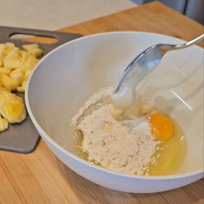 uovo e mix senza glutine nella ciotola