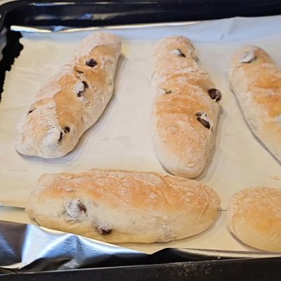 Filoncini alle olive senza glutine cotti e dorati su teglia.