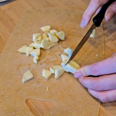 taglio le mele a pezzettini