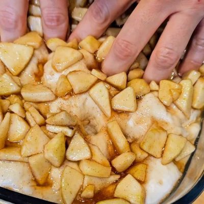 FOCACCIA-ALLE-MELE-SENA-GLUTINE-CELIACHIASTANCA-MELE SOPRA