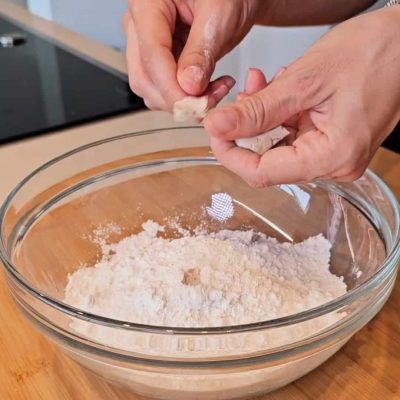Impasto pane senza glutine con aggiunta di lievito in ciotola.