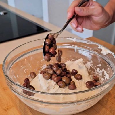 Olive nere aggiunte all’impasto pane senza glutine.
