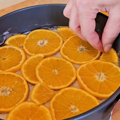 arance sul fondo della tortiera torta rovesciata all'arancia
