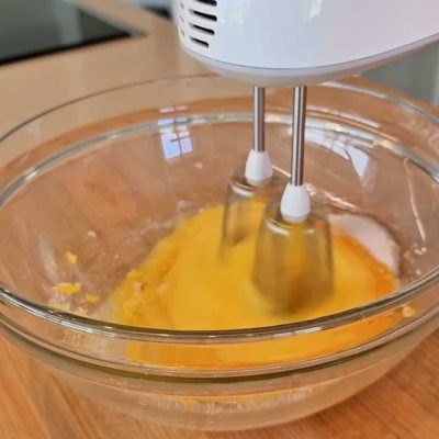uova e zucchero torta rovesciata all'arancia