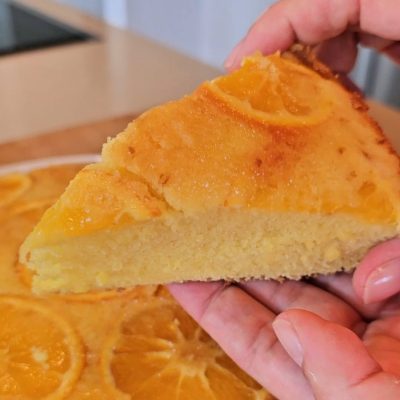 fetta di torta rovesciata all'arancia