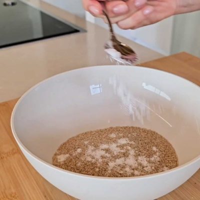 Preparazione cous cous senza glutine con verdure aggiunta di sale fino