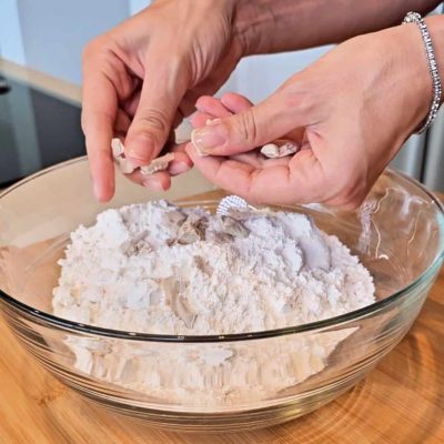 Impasto pane senza glutine con aggiunta di lievito in ciotola.