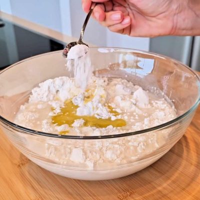 Impasto pane senza glutine con aggiunta di sale in ciotola.
