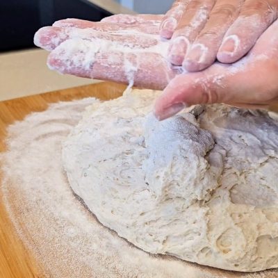 Impasto pane senza glutine morbido durante la lavorazione.