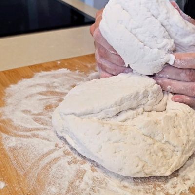 Impasto pagnotta senza glutine lavorato a mano sul piano.
