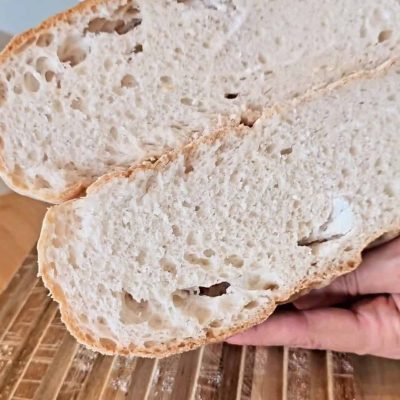 Pagnotta senza glutine fatta in casa tagliata a fette.